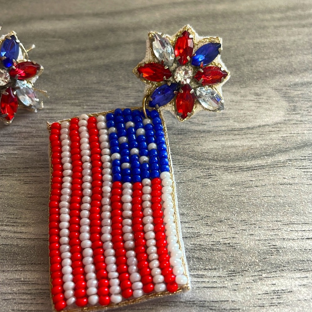 🎉❤️NEW America Flag Beaded Crystal Earrings